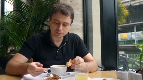 Homem Café Manhã Hotel Luxo Masculino Gosta Comer Comida Matinal — Vídeo de Stock