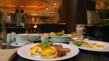 Modern lüks oteldeki güzel bir lokanta. Kahvaltıda açık büfe masası.