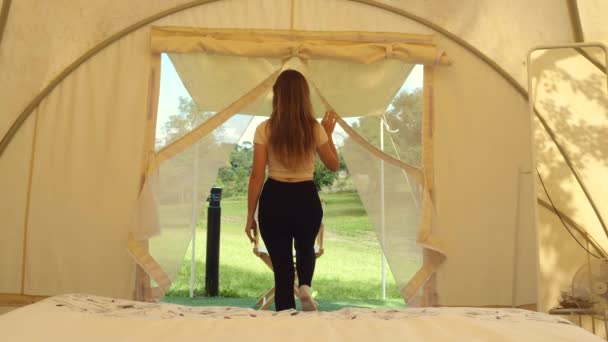 Travel camping woman walks to outside of tent to view on nature and wild animals — Stock Video