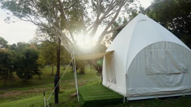 Kemping sátor napsütéses reggel vagy naplemente, fény a napsugarak, utazási életmód — Stock videók
