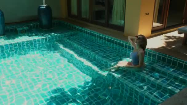 Havuzda dinlenen gezgin kadın mayo içinde lüks otel spa 'sında — Stok video
