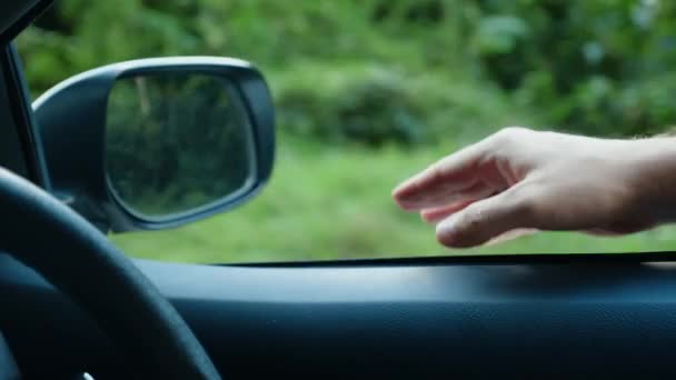 En bekymmerslös resa. Gratis ung resa man dela ut och fånga vinden i bilen — Stockvideo