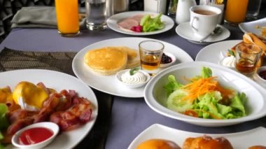 Otelde, restoranda ya da kafede açık büfe kahvaltı, yiyecek ve içecekler.