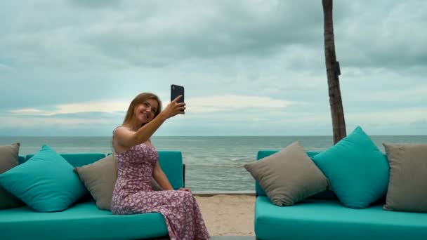 Щаслива подорожня жінка або блогер у відпустці робить селфі фотографії на мобільному телефоні — стокове відео