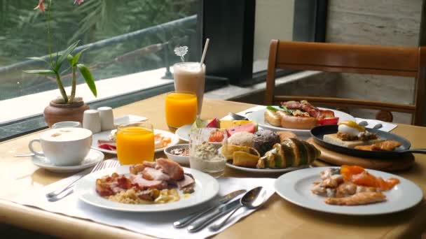 Desayuno en el hotel. Mesa llena de comida variada de buffet en un moderno resort de lujo — Vídeos de Stock