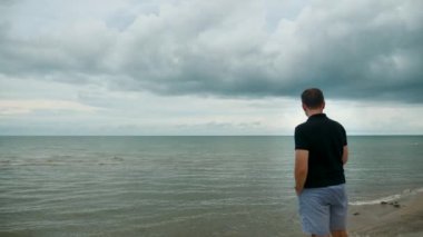 Plajdan turist görüntülü arama yapıyor, annemle konuşuyor.