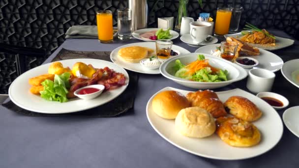 Frühstücksbuffet - frische Backwaren, Orangensaft, heißer Kaffee, Eier — Stockvideo