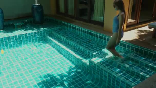 Jonge mooie vrouw ontspannen in het zwembad tijdens spa procedures — Stockvideo