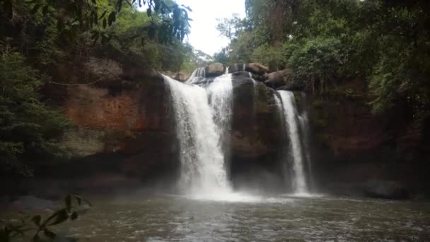 Prachtige waterval in het regenseizoen in National Park, Haew Suwat in Thailand — Stockvideo