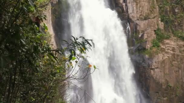Paisaje tropical montañoso de cascadas de agua caudal fluvial, cascada Haew Narok — Vídeos de Stock