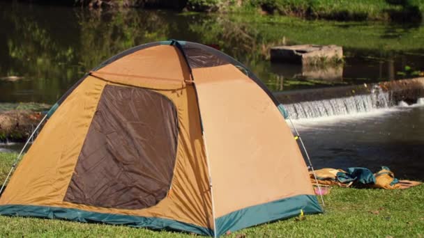 Pole namiotowe z namiotem w pobliżu rzeki w Parku Narodowym w letni słoneczny dzień, wycieczka — Wideo stockowe