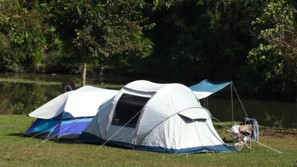 Área de acampada con tiendas de campaña en el Parque Nacional en verano día soleado — Vídeos de Stock