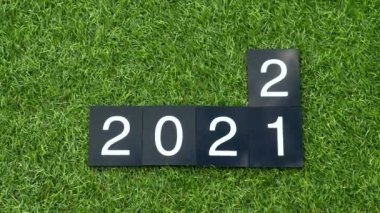 2021-2022 değişiklik. Mutlu yıllar 2022. İnsan eli plakayı numaralarla değiştirir.