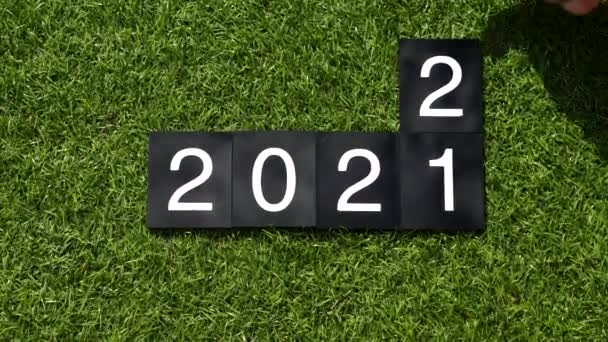 2021-2022 Veränderung. Frohes neues Jahr 2022. Mann wechselt Nummernschilder — Stockvideo