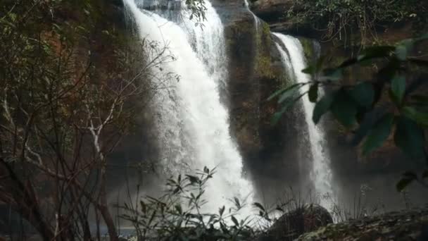 Paisaje tropical de cascada de agua fluyendo río. Bosque rocas entre vegetación — Vídeo de stock