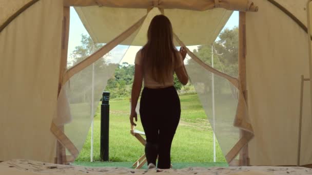 Travel camping vrouw loopt naar buiten van de tent om te kijken naar de natuur en wilde dieren — Stockvideo