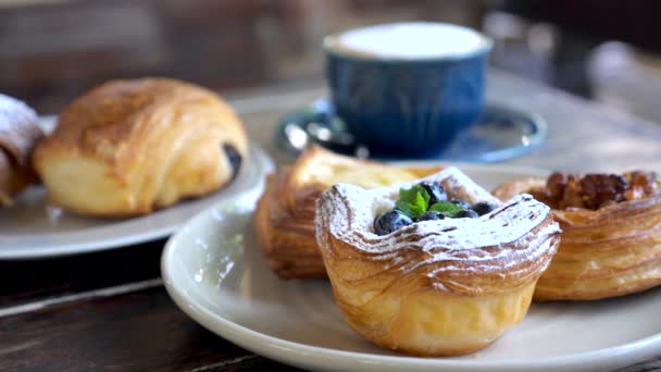 Sweet danish pastries. Puff pastry, fresh buns with powdered sugar, berries — Stock videók