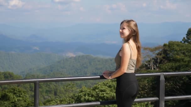 Side view of travel woman in sportswear enjoy nature and mountain view — Stockvideo