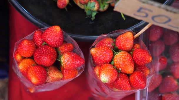 Bovenaanzicht van zakken verse eco biologische aardbeien op de boerenmarkt — Stockvideo