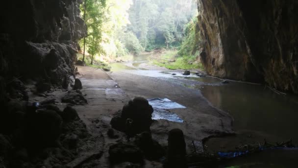 Kvinnan utforskar grottan, grottutforskning. Resenär upptäcktsresande promenad i mörk grotta — Stockvideo