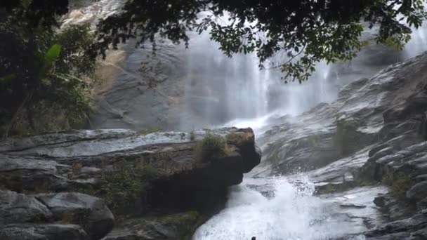 Primer plano de la cascada en Tailandia. Hermosa cascada en temporada de lluvias — Vídeo de stock