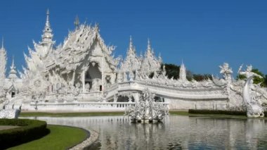 Beyaz Tapınak veya Wat Rong Khun Chiang Rai, Tayland 'da nehir kenarında.