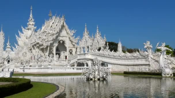 Bílý chrám nebo Wat Rong Khun blízko řeky v Chiang Rai, Thajsko — Stock video