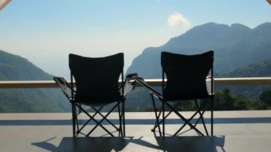 Dağ vadisine bakan bir terastan diğerine yürümek. Açık hava eğlencesi