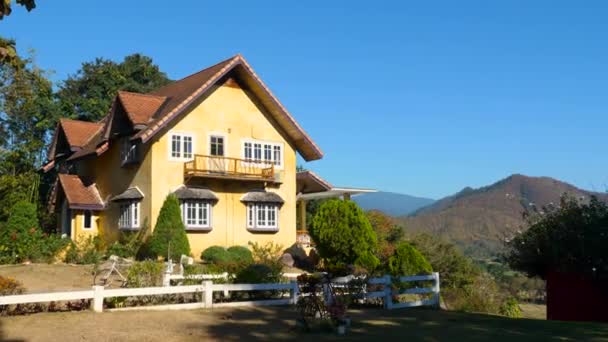 Söt provencal hus i liten typisk stad. Vacker by, franska detaljer — Stockvideo