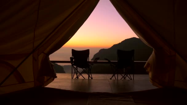 Çadır kampından ya da dağlarla güneşin doğuşundaki göz kamaştırıcı girişten manzara — Stok video