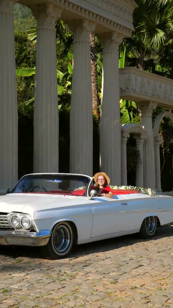 VERTICAL ВІДЕО подорожі ретро жінка посміхається щасливий в старовинному старовинному автомобілі — стокове відео