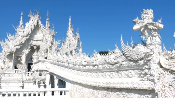 Wat Rong Khun ya da Beyaz Tapınak 'ta yeniden doğuş döngüsünün köprüsü. — Stok video