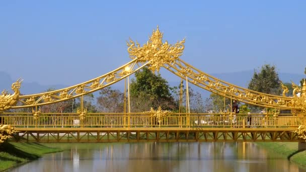 Golden Hall Ganesha Malým Mostem Zdobený Oblouk Mnoho Malých Věží — Stock video