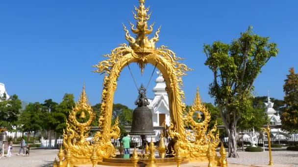 Porte dorée avec de grandes et petites cloches design unique dans White Temple — Video