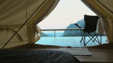 Dağ vadisine bakan bir terastan diğerine yürümek. Açık hava eğlencesi