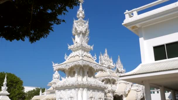 Tempio Bianco o Wat Rong Khun vicino al fiume a Chiang Rai, Thailandia — Video Stock