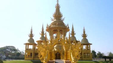 Küçük köprüsü, süslü kemeri ve küçük kuleleri olan Ganesha 'nın altın tapınağı.