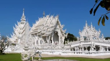 Beyaz Tapınak veya Wat Rong Khun Chiang Rai, Tayland 'da nehir kenarında.