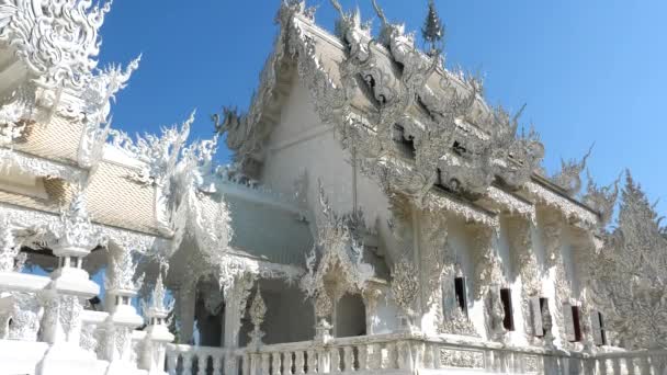 Krásný zdobený bílý chrám nebo Wat Rong Khun v Chiang Rai, Thajsko — Stock video