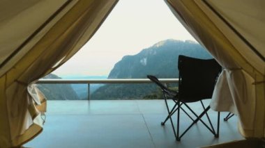 Turist çadırından terasa katlanır sandalye ve dağlarla manzara