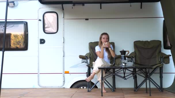 Podróżujący styl życia roadtrip przygoda. Kobieta cieszyć się wolnością w pobliżu kampera RV — Wideo stockowe