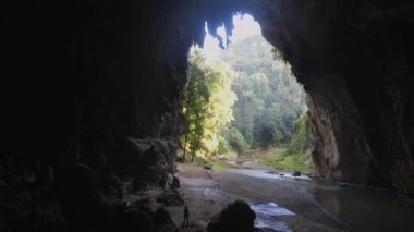 Tayland 'daki Nam Lod Mağarası' na gitmek için inanılmaz bir keşif, kadın mağarayı keşfediyor.