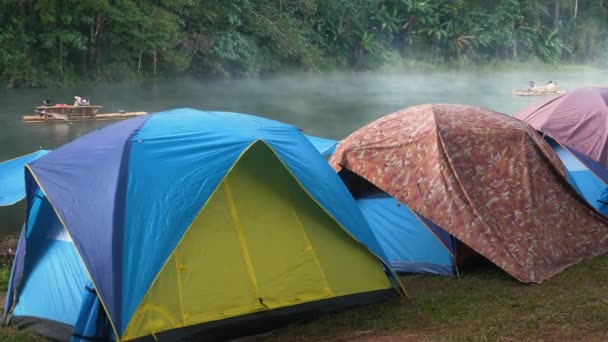 Tält i gryningen på en dimmig flod eller tidig morgon på sjön. Camping utomhus — Stockvideo