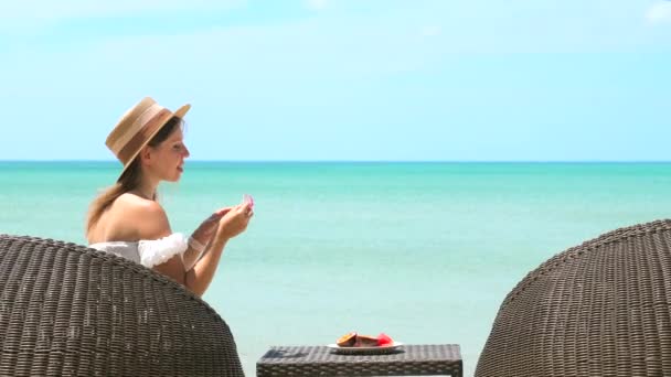 Gelukkige jonge vrouw op tropische zee vakantie in luxe hotel resort — Stockvideo