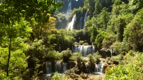 La cascada más grande Thi Lo Su Waterfall o Thee Lor Sue en Tailandia en Tak — Vídeos de Stock