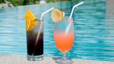 Tatil, yaz, tatil, lüks tatil köyleri. İki bardak tropikal kokteyl.