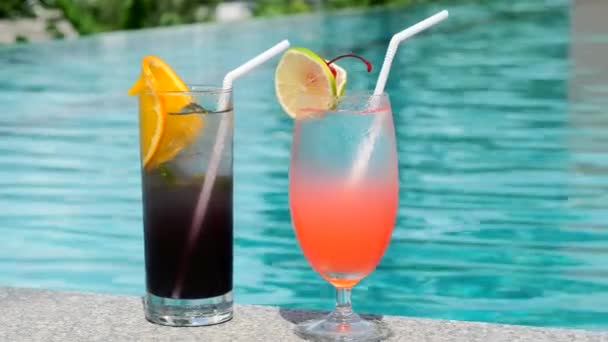 Vacances, été, vacances, hôtel de luxe. Deux verres avec cocktails tropicaux — Video