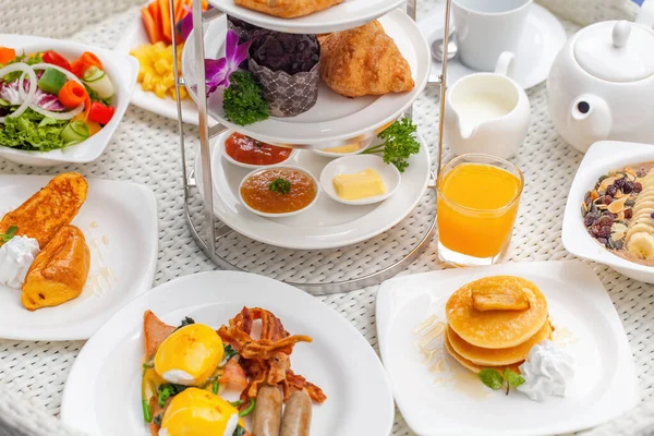 Floating breakfast in luxury hotel resort. Breakfast in swimming pool at villa — Stock Photo, Image