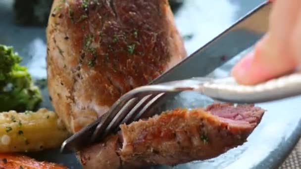 Närbild av man handskuren skiva färsk grillad stek i lyxig restaurang — Stockvideo