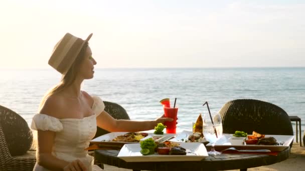 Romantique jeune femme en vacances dîner au restaurant de la station, siroter un cocktail — Video